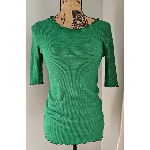 t.la Anthropologie Short Sleeve Ribbed T Shirt. Ruffled Trim, Holly, Sz S NEW - Picture 1 of 6